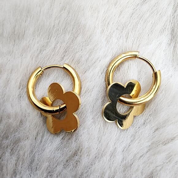 NEW Elegant Gold Clover Flower Huggie Hoop Earrings - Picture 9 of 12